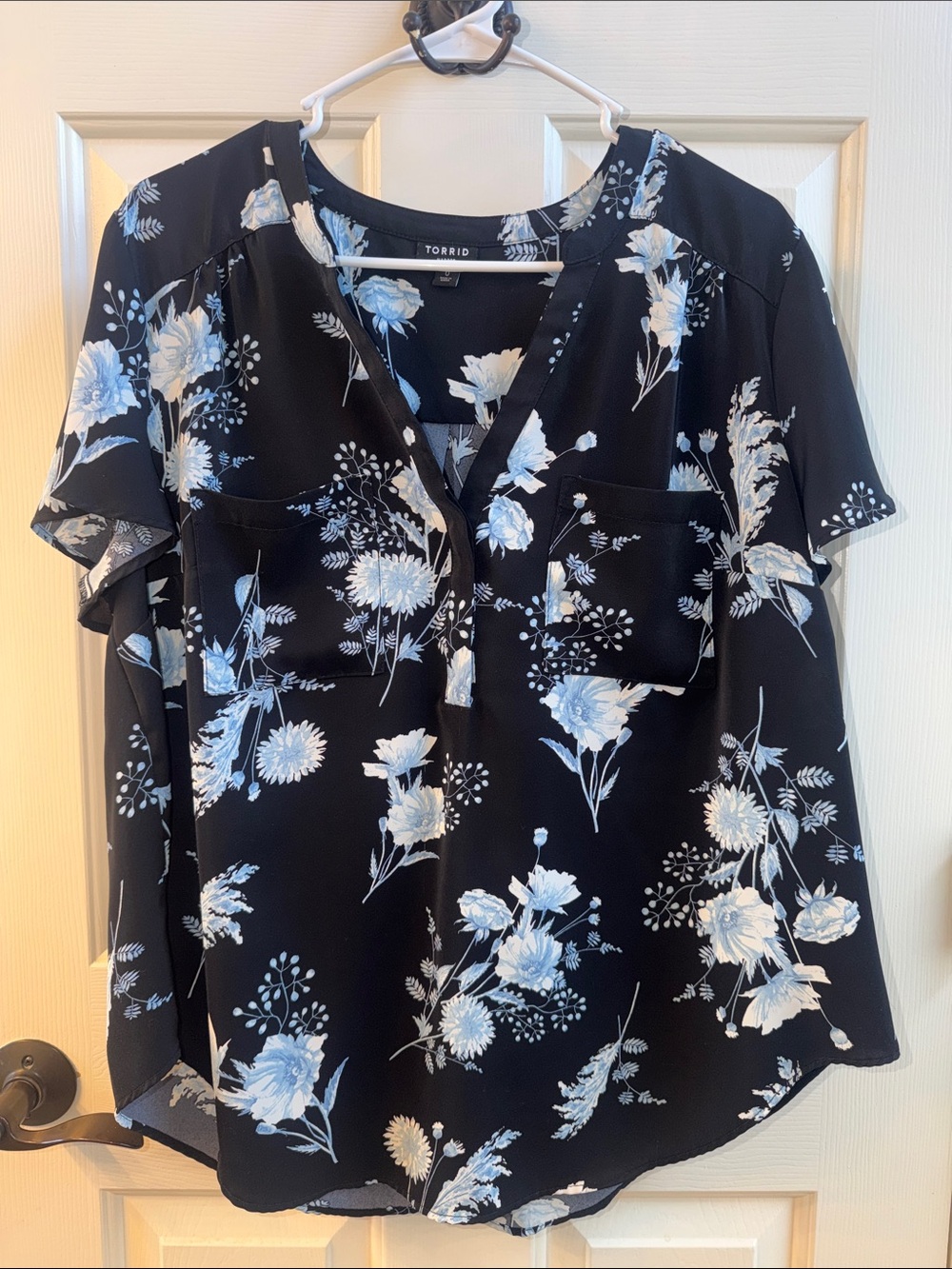 torrid Black Floral V-Neck Short Sleeve Blouse - Size 0